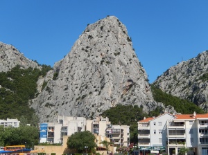 Who put that mountain behind my house? (Omis)